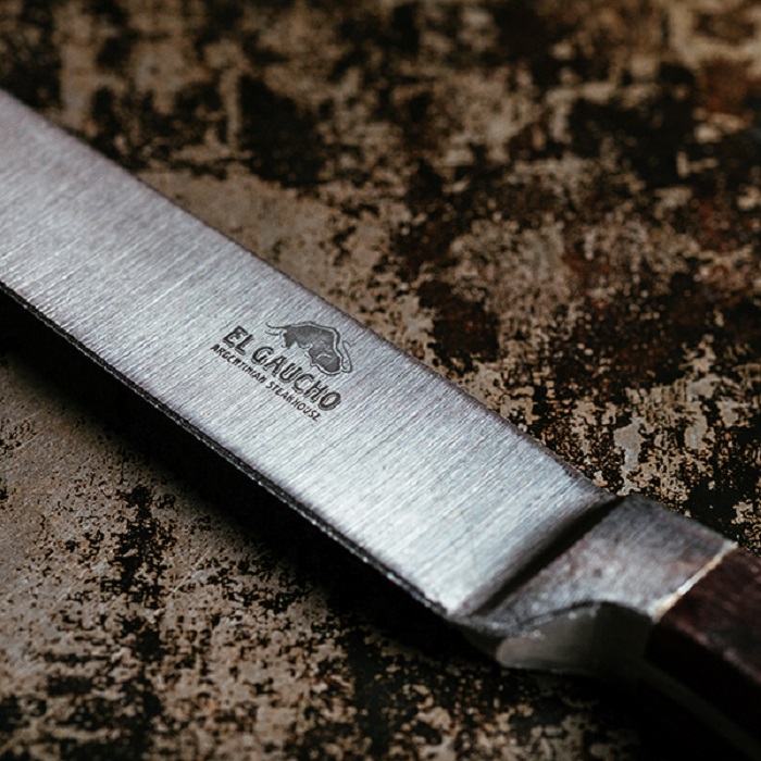 Sử dụng dao đúng chuẩn giúp thực khách cảm thấy ngon miệng hơn khi thưởng thức steak